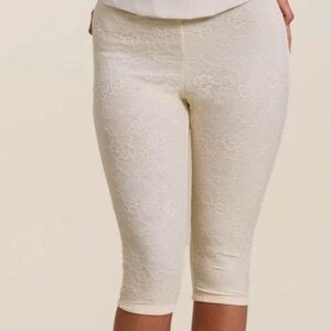 Cream Lace Capri Leggings